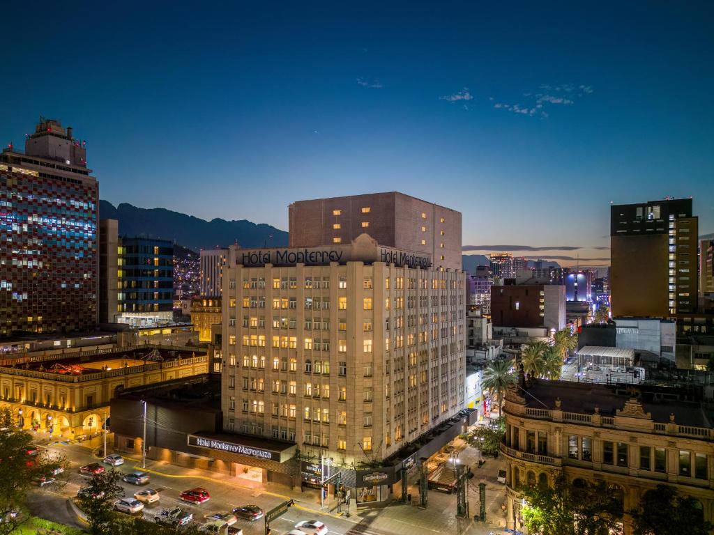 Hotel Monterrey Macroplaza de noche